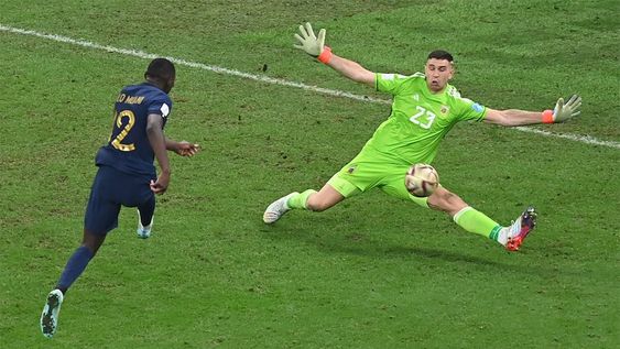El arquero de Argentina Emiliano Martínez detiene el disparo de Randal Kolo Muani, de Francia, en el último minuto de la Final del Mundial Qatar 2022. / EFE / Georgi Licovski