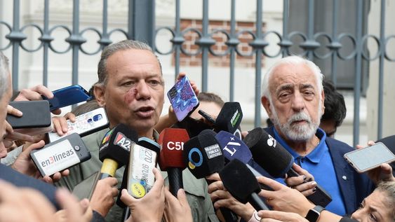 El ministro de Seguridad bonaerense, Sergio Berni, y el titular de la Unión Tranviarios Automotor (UTA), Roberto Fernández, tras la reunión en La Plata. (Clarín)