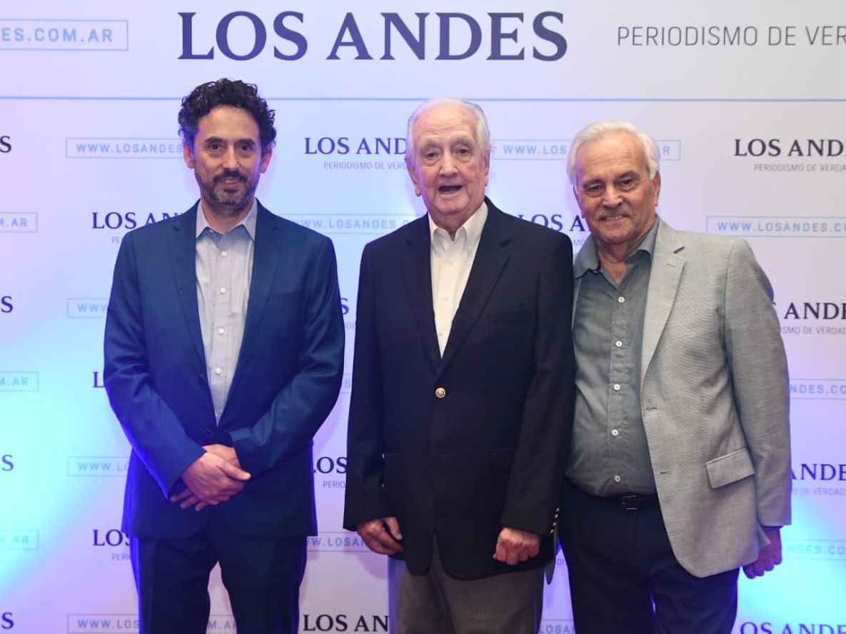 Jorge Enrique Oviedo entre el director de diario Los Andes, Pablo Dellazoppa y el periodista Miguel Títiro.