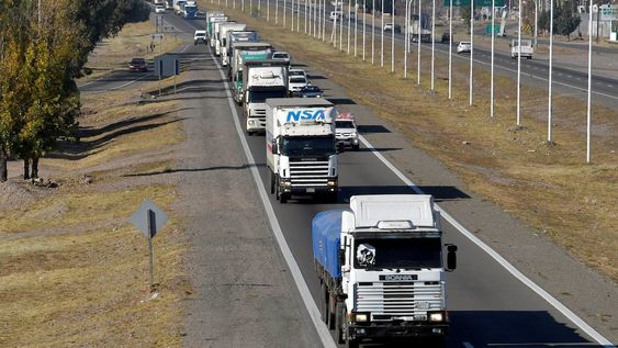 Una caravana de camiones ingresó ayer Mendoza por el Acceso Este en un operativo de encapsulamiento a cargo de móviles policiales.Foto: Orlando Pelichotti / Los Andes