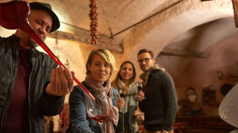 Martinovanje, la alegría de la nueva cosecha de vino /Fuente: https://www.slovenia.info/es/historias/martinovanje-la-alegria-de-la-nueva-cosecha-de-vino