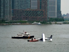 Una avioneta terminó en el río tras un aterrizaje forzoso en Nueva York.