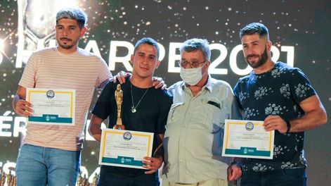 Los Andes | Cheche Sánchez, premiado con el Huarpe, el cual lo entregó el experimentado y de larga trayectoria en el periodismo deportivo, Juanjo Martínez.