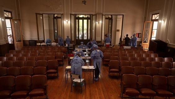 Colegio Agustin Alvarez. En Mendoza aumentaron los centros de testeo de Covid-19, pero siguen las demoras. Foto: Ignacio Blanco / Los Andes