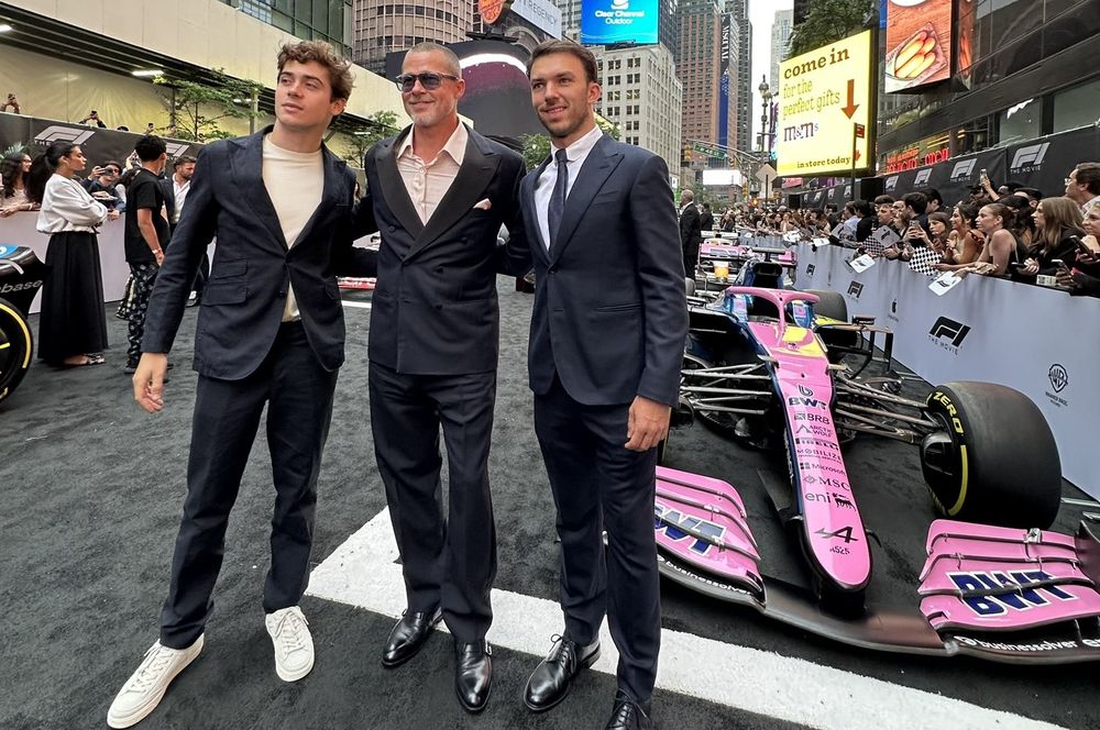 Franco Colapinto y Pierre Gasly posaron junto a Brad Pitt en la premiere de la película F1.