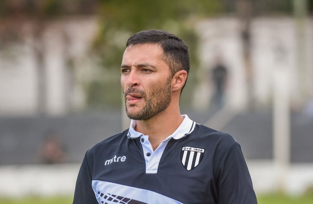 Gimnasia cortó una racha de seis partidos sin victorias con un golazo de Fernando Bersano. Joaquín Sastre, el DT. Foto: Mariana Villa / Los Andes