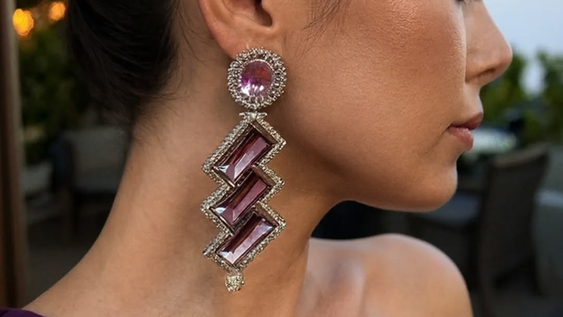 Los clásicos aros chandelier&nbsp; vuelven este 2026, para ser claves en cada look.