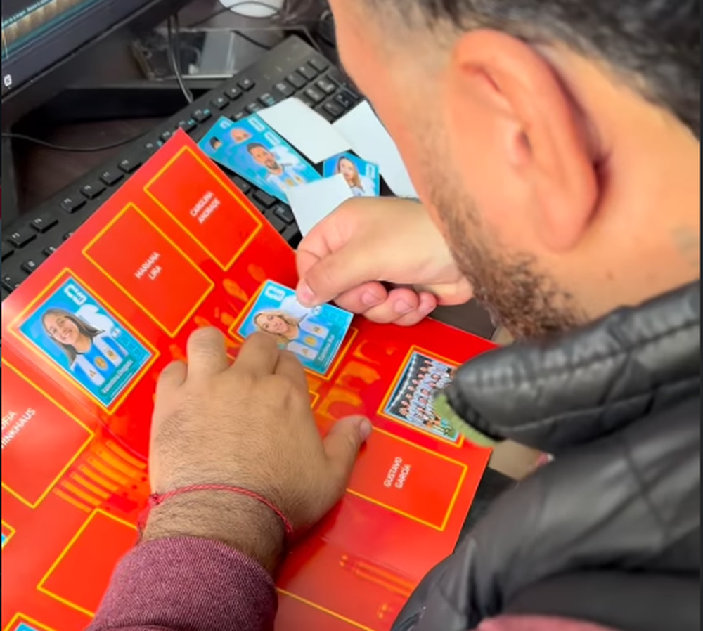 Empleados de la Municipalidad de Las Heras crearon su propio álbum de figuritas
