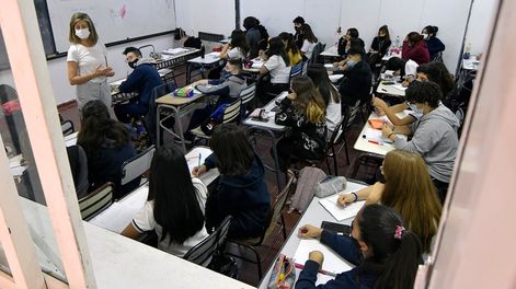 Varias aulas del Nivel Medio lucen saturadas de estudiantes. Foto: Orlando Pelichotti / Los Andes