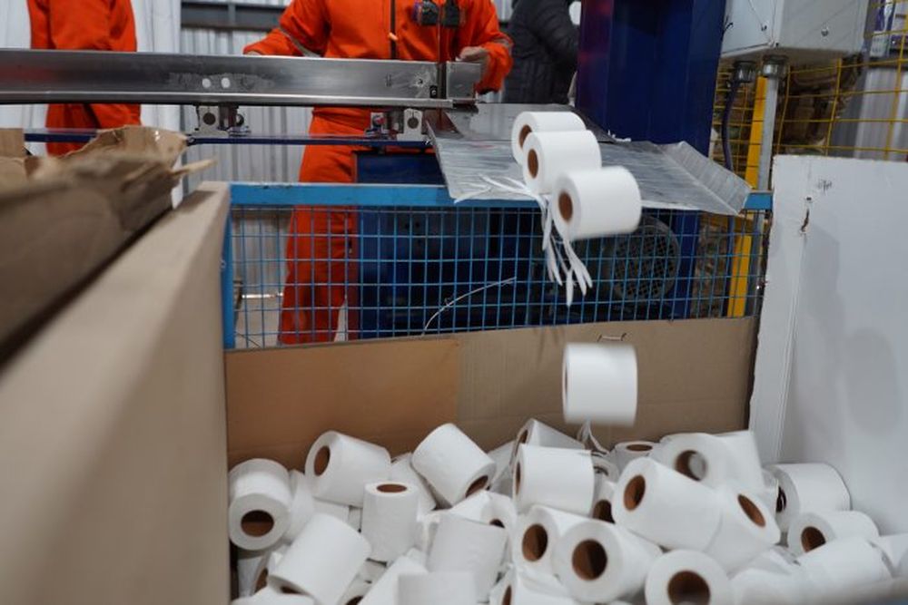 La f&aacute;brica elabora papel higi&eacute;nico, servilletas y toallas de papel con mano de obra penitenciaria.