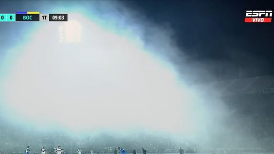 Se detuvo el partido. Hay represión de la Policía a los hinchas de Gimnasia que querían entrar. La capacidad está desbordada y está entrando gas lacrimógeno de la represión. Los jugadores, afectados. / Gentileza.