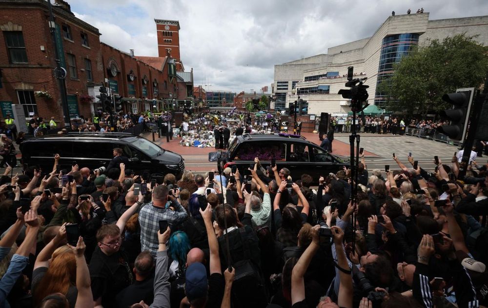 BIRMINGHAM (Reino Unido), 30/07/2025.- Fans observan el cortejo fúnebre del músico Ozzy Osbourne al pasar por el banco y puente de Black Sabbath en Birmingham, Reino Unido, el 30 de julio de 2025. Osbourne falleció a los 76 años el 22 de julio de 2025, semanas después de su último concierto con Black Sabbath. Le habían diagnosticado párkinson en 2019. (Reino Unido)&nbsp;