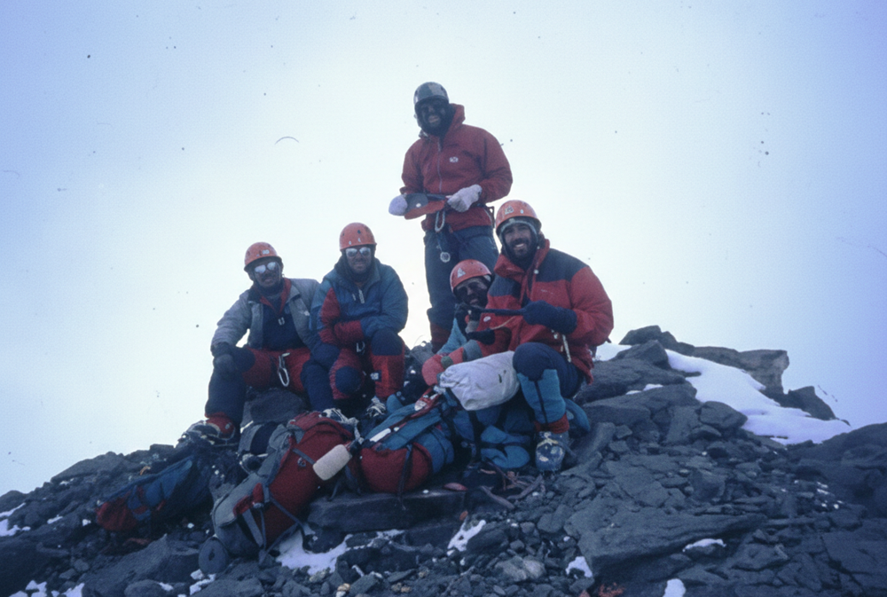 Alejandro Randis, Miguel Sánchez, Daniel Rodríguez y Domingo Álvarez haciendo cumbre en el Aconcagua el 23 de febrero de 1986 por la Pared Sur.