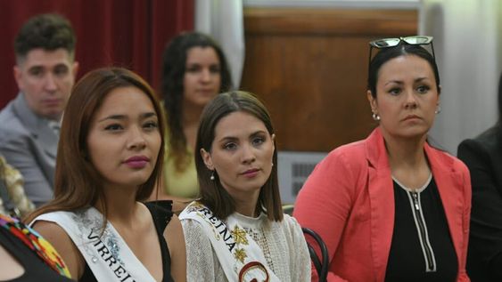 Julieta Gómez, Julieta Lonigro (respectivamente, virreina y reina de Guaymallén surgidas de la elección no oficial) y Soledad Reina, ex soberana nacional y actual presidente de Corenave. Foto: Ignacio Blanco / Los Andes