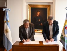 Mendoza firmó un acuerdo con el INAI.
