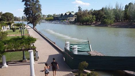 Los Andes | En la margen Este del lago se observan las incipientes obras sobre el muelle. Realizarán un refuerzo con microcemento. | Foto: José Gutiérrez / Los Andes