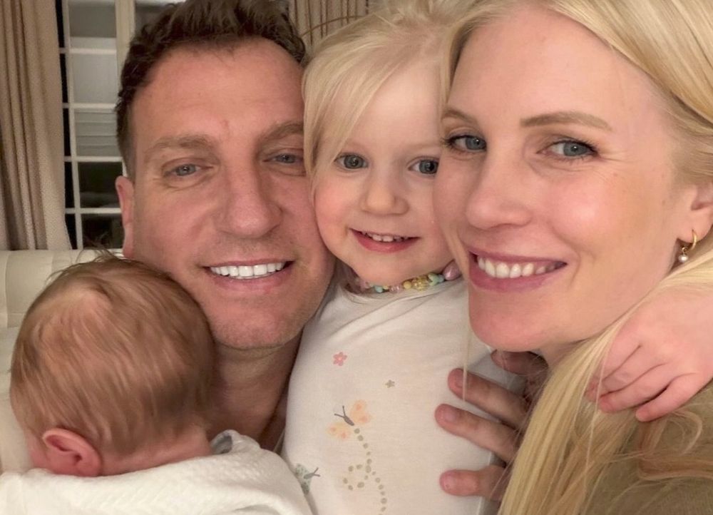 Maxi López regresó a Suiza con su familia tras casi dos meses en Argentina.