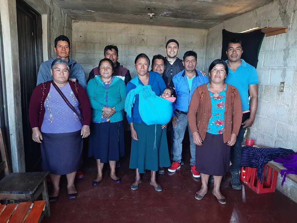 Abel junto a las comunidades indígenas en México.