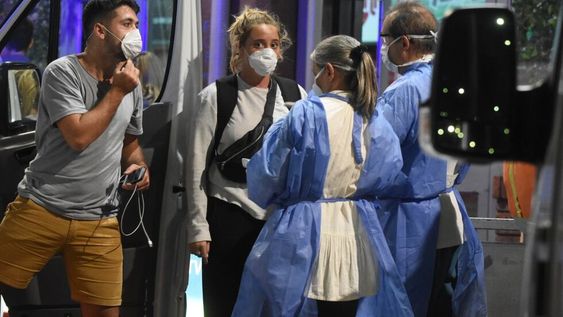 Médicos llaman diariamente a unas 100 personas sospechadas de tener Covid-19
