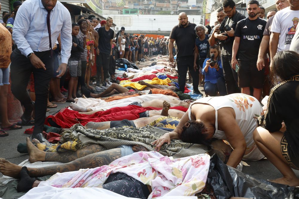 Los vecinos del complejo de favelas Penha, en Río de Janeiro, hallaron más de 50 cuerpos un día después del operativo policial más mortífero registrado en la historia de la ciudad.
