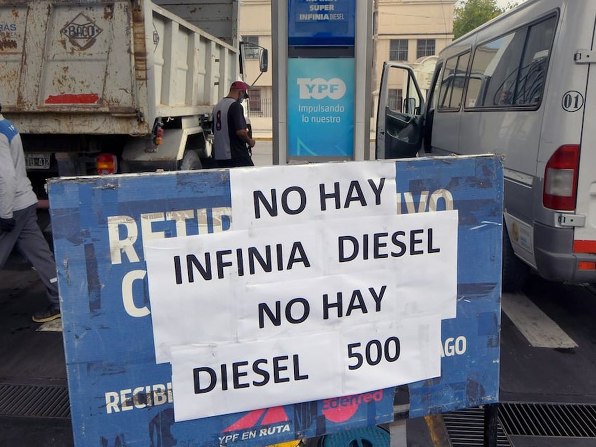 “No hay gasoil”, las bocas de expendio cerradas y largas filas de camiones a la espera de los lugares en donde quedaban suministros. Foto: Orlando Pelichotti / Los Andes