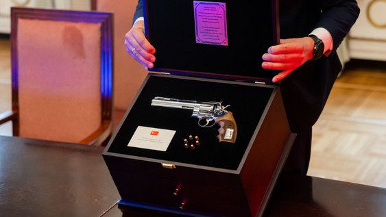 El presidente de Turquía regaló pistolas con balas a los líderes de la OTAN y varios países tomaron medidas