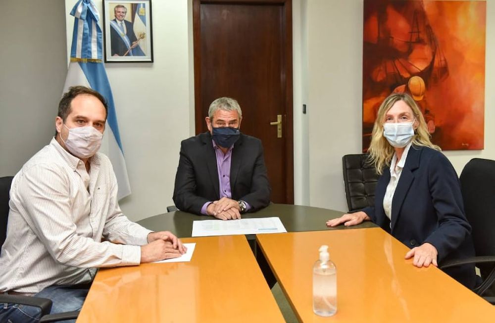 La titular del IVP, Ivana Buvinic, se reunió en Buenos Aires con el ministro de Desarrollo Territorial y Hábitat de la Nación, Jorge Ferraresi. Del encuentro también participó el secretario de Hábitat, Santiago Maggiotti.