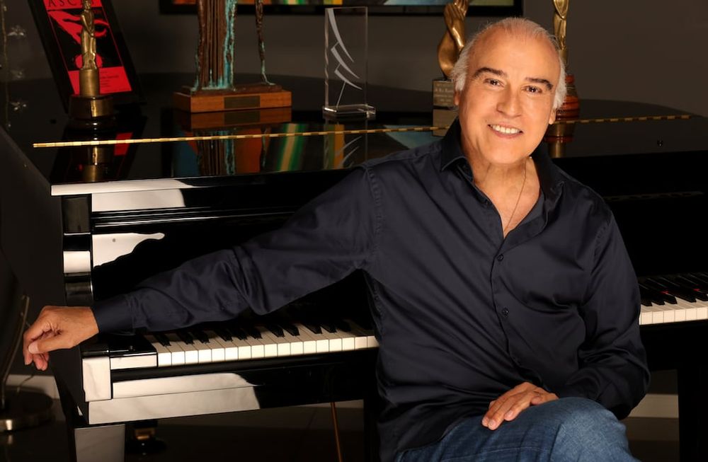 Compositor, cantante y músico. El artista sigue vigente creando nuevos hit.