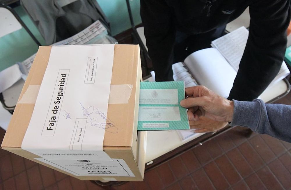 Elecciones PASO en 7 departamentos de la provincia de Mendoza.En la escuela Celina Álvarez del departamento de Maipú, los ciudadanos ingresan a votar sin problemas, estrenando el sistema de boleta única de papel para elegir a sus candidatosFoto:José Gutierrez / Los Andes