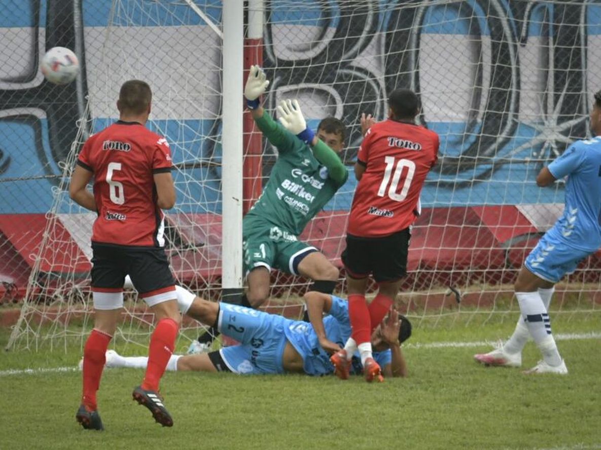 El Cruzado juega su primer partido como local / Orlando Pelichotti