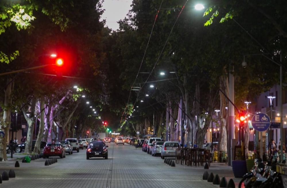 Alrededor de la 1 de la mañana, una mujer de 52 años estrelló su Peugeot 308 contra una unidad policial en Arístides y Martínez de Rosas, confirmaron fuentes policiales.
