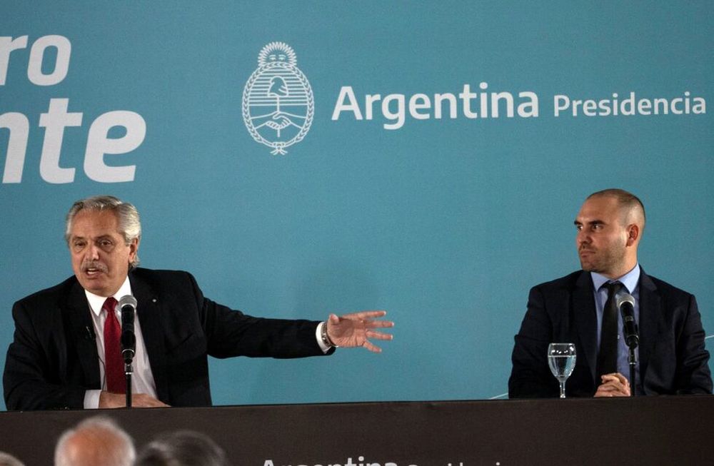 El presidente Alberto Fernández y el ministro de Economía, Martín Guzmán. (AP/Archivo)
