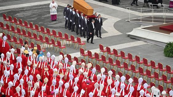 Ciudad del Vaticano, 05/01/2023.- El féretro del Papa emérito Benedicto XVI (Joseph Ratzinger) es transportado durante la ceremonia fúnebre del pontífice en la Plaza de San Pedro. EFE/ETTORE FERRARI