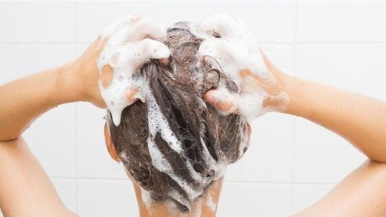 Prohíben la venta y el uso de un shampoo y un baño de crema
