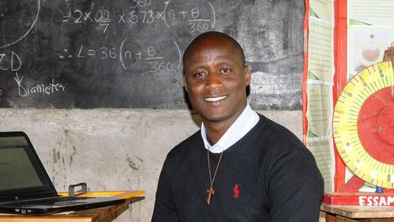 donaba el 80% de sus ingresos y ensenaba en una escuela africana con una sola computadora: se convirtio en el mejor maestro del mundo y gano 1 millon de  dolares