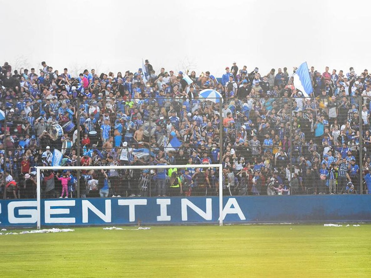 Miles de hinchas de Godoy Cruz coparon el estadio Feliciano Gambarte para festejar los 100 años del Tomba a pesar de las restricciones por la pandemia.