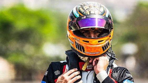 Rossi avanzó y llegó 12º en la primera del Stock Car