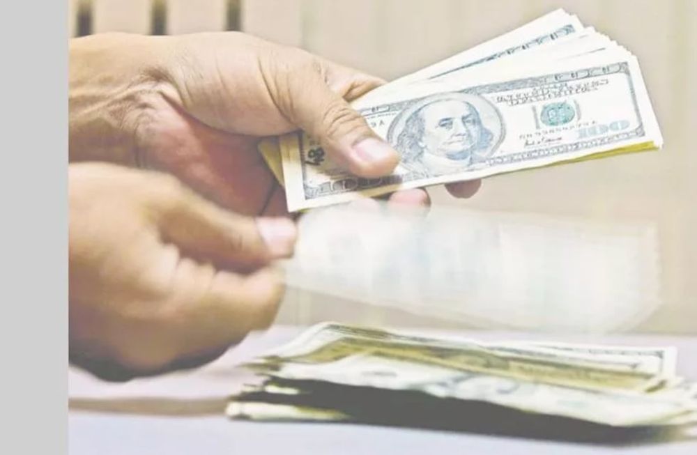 Con el aumento del dólar en el mercado bursátil, se abre la posibilidad de comprar y vender divisas en un mercado y otro y hacer una buena diferencia de dinero.