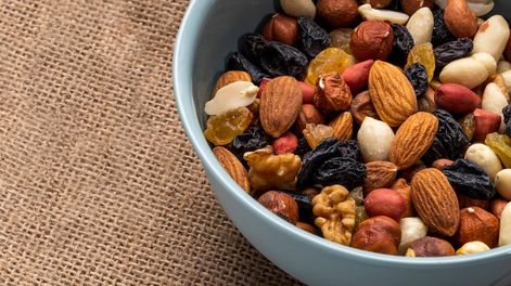 Las nueces y almendras son un producto final que logra comercializarse con valores en alza. En total ya hay en la provincia más de 600 explotaciones. El manejo del agua es clave. / Foto: Los Andes