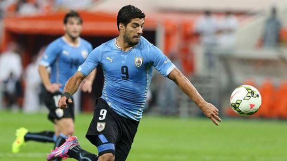 Después del mordiscón, Suárez volvió en el empate de Uruguay