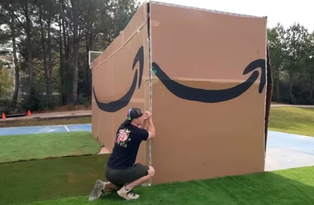 El youtuber adquirió una casa prefabricada y se sorprendió con el resultado.  @unspeakable