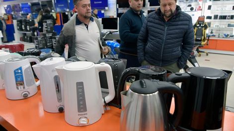 Los Andes | Como el deterioro del poder adquisitivo complica acceder a bienes como un vehículo, muchos compran electrodomésticos para resguardar su dinero. Foto: Orlando Pelichotti / Los Andes