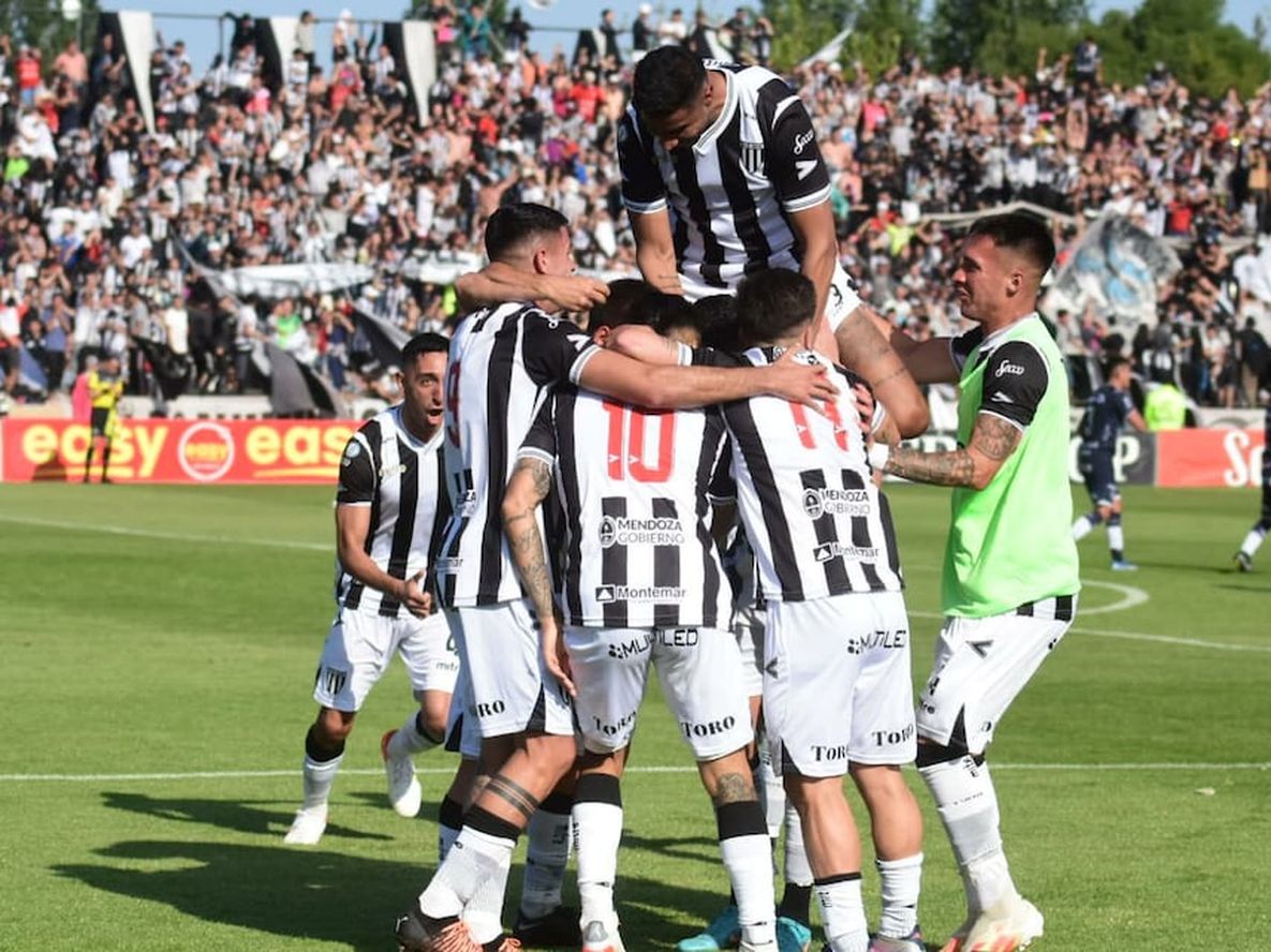 Gimnasia y Esgirma se puso en ventaja ante la Lepra por 1-0 con un tanto de Santiago Solari. / Mariana Villa (Los Andes).