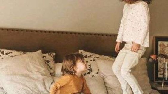 Olivia y Baltazar, hijos de Paula Chaves y Pedro Alfonso.