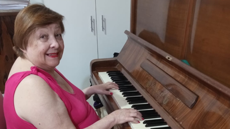 Tras jubilarse y enviudar en pandemia, Adriana alcanzó su sueño: con 76 años, se recibió de profesora de piano
