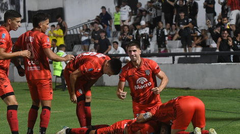 Le dieron medio metro a Mortadela Rodríguez y de media vuelta clavó un golazo y el Lobo gana 1 a 0.