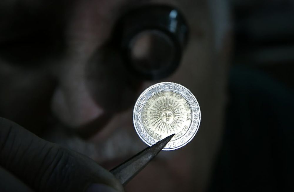 Advierten que las monedas de un peso con error ortográfico no tienen un gran valor agregado para coleccionistas. Foto: Orlando Pelichotti / Los Andes.