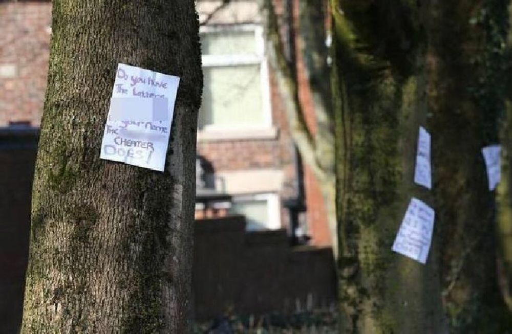 A una mujer le fueron infiel y ella llenó de carteles misteriosos la ciudad