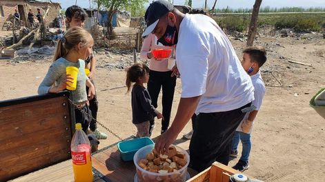 Carlos y su grupo se acerca a los más necesitados para colaborar con alimentos, ropa y materiales de construcción.