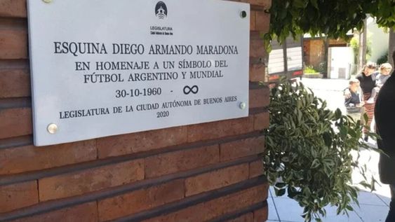 La Ciudad de Buenos Aires desplegó una placa conmemorativa en el edificio de Villa Devoto donde Diego vivió durante algunos años de su vida. / Gentileza.